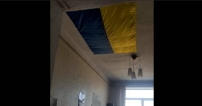 Чиновники Николаевской РГА закрыли дыру в потолке государственным флагом - журналист (фото)
