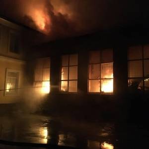 В Харьковской области произошел пожар в школе: огонь уничтожил спортзал. Фото