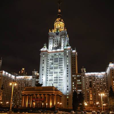 На звезду на главном здании МГУ на День города залезли около 20 человек