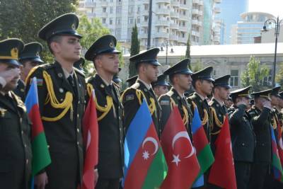 Проходит шествие в связи со 103-й годовщиной освобождения Баку от большевистско-дашнакской оккупации