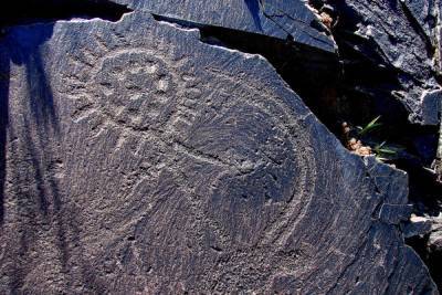 Археологи объяснили странную форму Солнца на рисунках древних людей