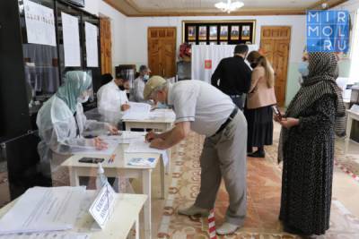 Председатель Общественной Палаты Табасаранского района пришёл на выборы вместе с супругой