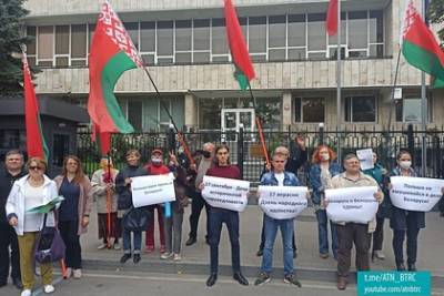 Белорусы устроили акцию возле посольства Польши в Киеве