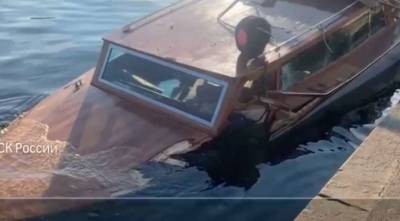 В Санкт-Петербурге катер с людьми врезался в опору моста и затонул