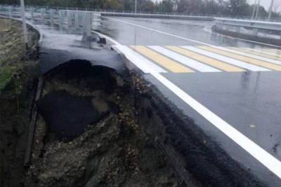 Брянские чиновники объяснили, почему рушится новая дорога