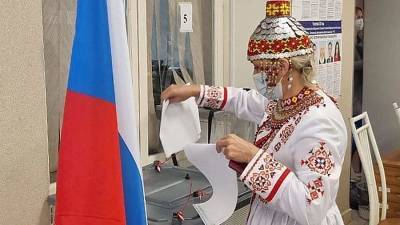 В Иркутской области избирательница пришла на выборы в национальном костюме