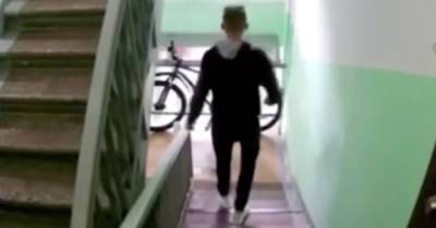 Московский вор украл велосипед у всех на виду и попал на видео