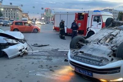 Перевернувшийся в центре Новосибирска автомобиль ДПС ехал на вызов об угоне