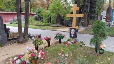 Василий Лановой - Стало известно, как выглядит могила Ланового спустя 7 месяцев после похорон - 5-tv.ru