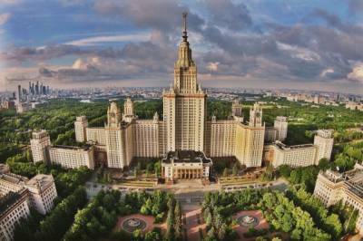 На звезду главного здания МГУ на День города залезли до 20 человек