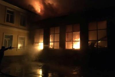 В харьковском Чугуеве во время пожара в школе сгорел спортзал