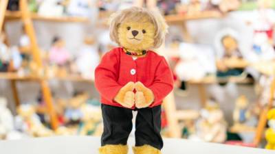 Фабрика плюшевых медведей в Германии сделала игрушку в виде Меркель в красном пиджаке