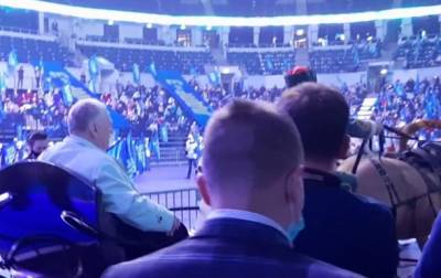Жириновский приехал на партийный съезд на тройке с кучером