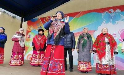 В Тюмени у ДК "Современник" для земляков исполняют народные песни