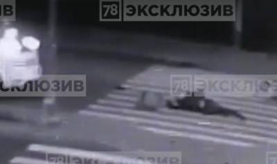 В Петербурге поздно вечером курьер попал под колеса автомобиля — видео