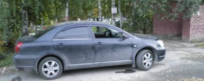 В Новосибирске у кладбища вторую неделю стоит разбитая Toyota