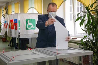 Глава парламента Мурманской области Сергей Дубовой проголосовал на выборах