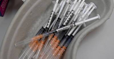 Опрос: латвийцы стали больше доверять безопасности вакцин