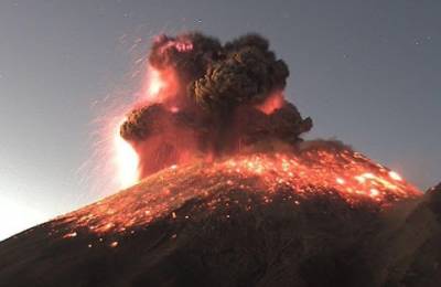 В Испании началось извержение вулкана: людей срочно эвакуируют. ФОТО. ВИДЕО