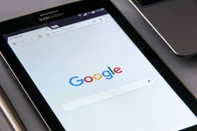 Песков не стал комментировать возможность ухода Google из России