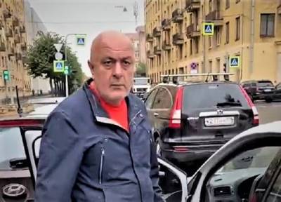 Водитель социального такси в Петербурге ударил пенсионерку и плюнул в лицо