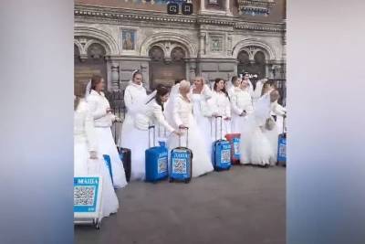ЯRUS в городе: сотни невест с чемоданами прогулялись по центру Северной столицы