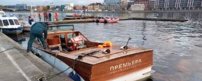 В Петербурге прогулочный катер столкнулся с мостом и затонул