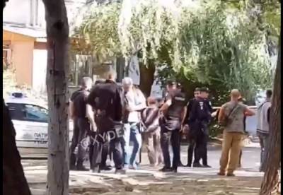 Неадекват пригрозил взорвать гранату на школьной площадке: кадры беспредела в Одессе