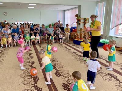 Россия сможет со временем отказаться от детских домов