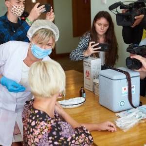 Депутатов Ивано-Франковского горсовета привили от коронавируса во время сессии