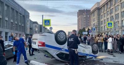 Автомобиль ДПС перевернулся на крышу после ДТП в центре Новосибирска