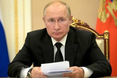 Есть проблемы в окружении: Путин уходит на карантин на неопределенный срок