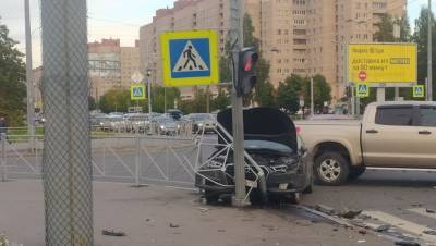 На севере Петербурга Audi снёс ограждение и накренил светофор
