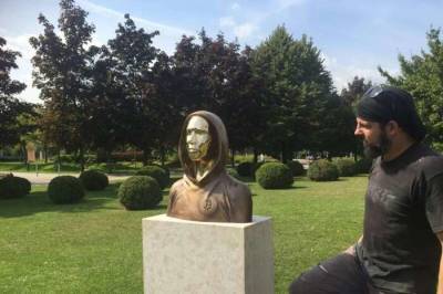 Узнай себя: в Венгрии установили памятник создателю биткоина