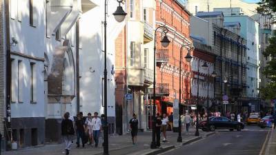 В дептрансе объяснили запрет парковки самокатов на Патриарших прудах