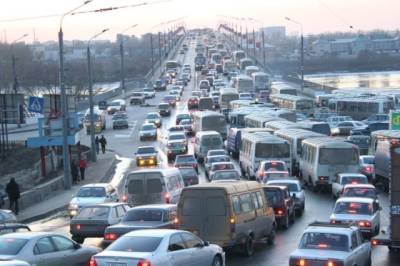 Многочисленные пробки в Нижнем Новгороде образовались утром 15 сентября