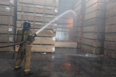 Крупный пожар в Саратове» на Астраханской полыхает здание СТО площадью 800 кв. м.
