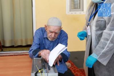 Пожилые горожане Хасавюрта принимают участие в выборах на дому