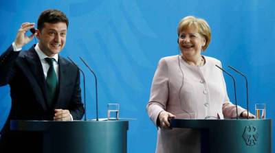Зеленский наградил Меркель за то, что она «остановила вторжение РФ»