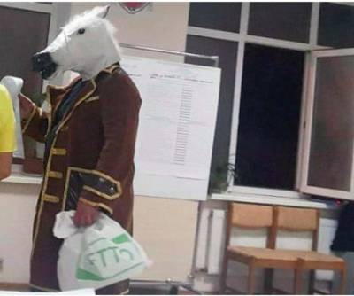 От безнадеги оккупанты в Ялте пытаются привлечь внимание к "выборам" с помощью "коня в пальто"