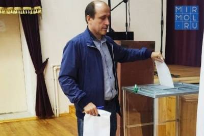 Глава Кайтагского района Алим Темирбулатов проголосовал на выборах в Госдуму РФ и Народного Собрания Дагестана