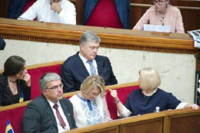 Порошенко остался без депутатской зарплаты