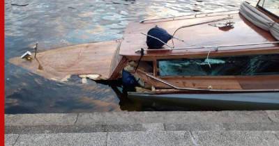Прогулочный катер столкнулся в Петербурге с опорой моста и затонул