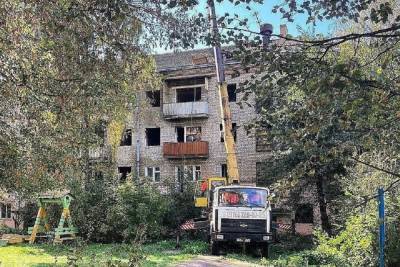 Демонтаж аварийного здания идёт в Серпухове
