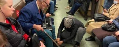 Пассажирка метро в Новосибирске помогла пожилому мужчине завязать шнурки