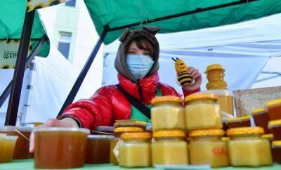 На ярмарках в рамках фестиваля "Тюменская осень" горожане могут попробовать варенье и мед