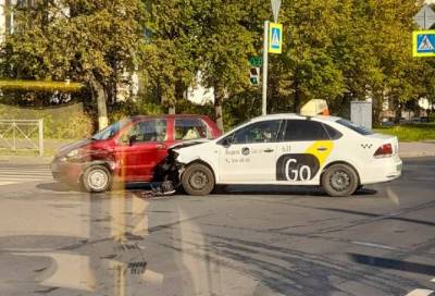 Таксист врезался в легковой автомобиль в Московском районе Петербурга