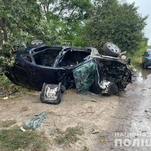 В Запорожской области пьяный водитель влетел в дерево: один пассажир погиб, второй - в больнице. Фото