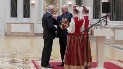 Лукашенко вручил ордена и медали в преддверии Дня народного единства