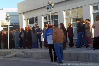 Около тридцати женщин собрались у здания правительства в Ашхабаде, чтобы рассказать о накопившихся проблемах